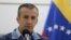 Tareck El Aissami, vicepresidente del área económica de Venezuela, dijo que el gobierno elabora un programa para el crecimiento de la estabilidad económica en el país. “Seguiremos anunciando decisiones”, señaló. Foto: El Nacional Web.