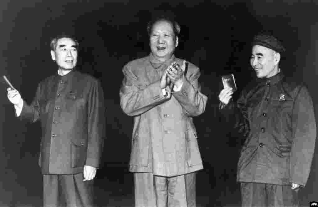 1967年10月，北京，中共和中华人民共和国的头三号领导人：共产主义革命领袖毛泽东（1893-1976）居中，两侧的周恩来和林彪挥动《毛主席语录》（西方人称“小红书”）。周恩来（1898-1975）从1949年中华人民共和国成立直到去世，一直担任总理。林彪（1907-71）当时担任中共中央和中央军委排名第一的副主席、国防部长。