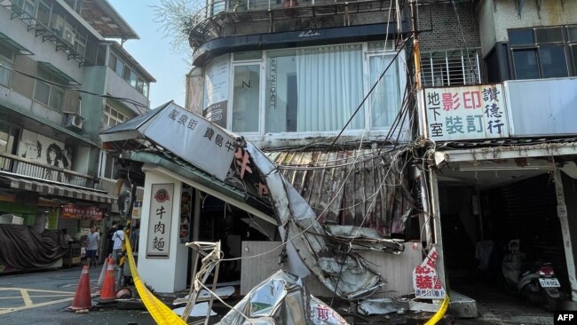 Esta foto tomada por la Agencia Central de Noticias de Taiwán (CNA) el 3 de abril de 2024 muestra un área acordonada después de daños a un edificio en Taipei tras el terremoto.