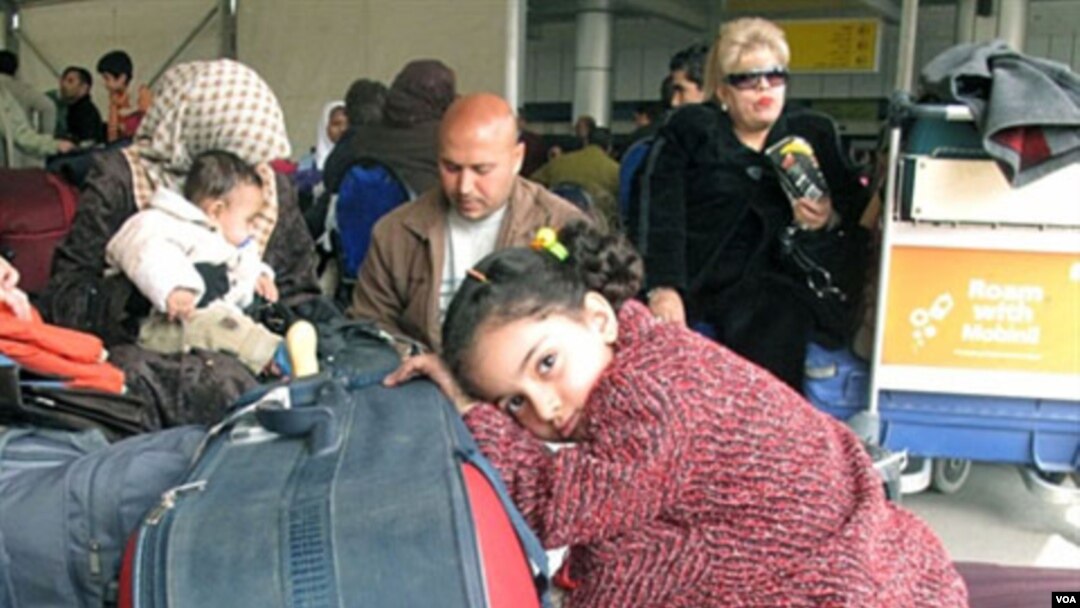 Para penumpang menunggu penerbangan di bandara Kairo sementara ribuan lainya siap meninggalkan Mesir, 1 Februari 2011.