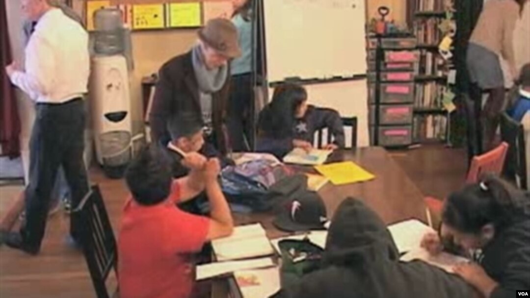 Di 826 Valencia siswa-siswa Amerika dari SD sampai SMA dibantu untuk bisa menjadi penulis kreatif.