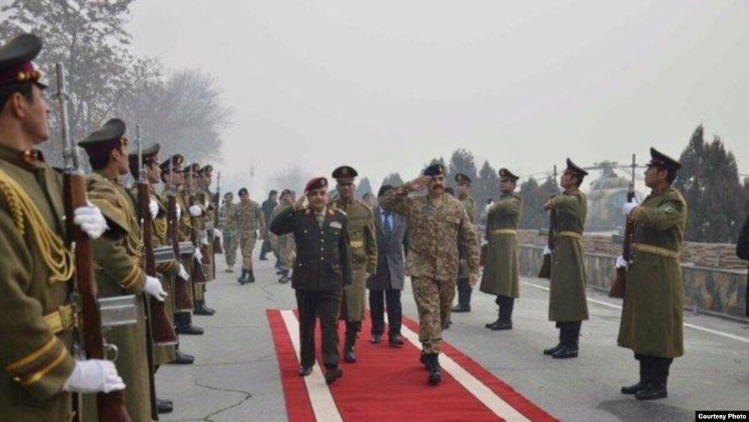 Pada foto yang dirilis oleh tentara Pakistan, Jenderal Raheel Sharif terlihat tiba di istana Presiden di Kabul. 