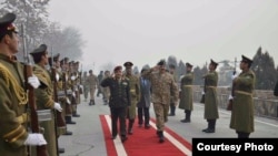 Pada foto yang dirilis oleh tentara Pakistan, Jenderal Raheel Sharif terlihat tiba di istana Presiden di Kabul. 