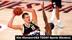 Košarkaš Denvera Nikola Jokić u duelu sa Luom Vilijamsom iz Los Anđeles Klipersa (Kim Klement-USA TODAY Sports)