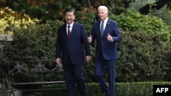 Tổng thống Mỹ Joe Biden (phải) đi cùng Chủ tịch Trung Quốc Tập Cận Bình sau buổi họp của các nhà lãnh đạo Tổ chức Hợp tác Kinh tế Châu Á-Thái Bình Dương (APEC) tại Woodside, California, ngày 15/11/2023.