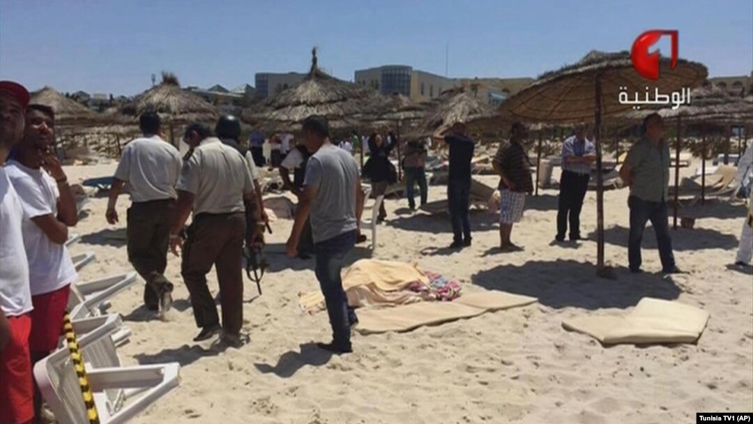 Gambar dari video yang ditayangkan TV1 Tunisia ini memperlihatkan korban-korban yang cidera dirawat di pinggiran pantai Sousse, Jumat.