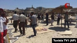 Gambar dari video yang ditayangkan TV1 Tunisia ini memperlihatkan korban-korban yang cidera dirawat di pinggiran pantai Sousse, Jumat.