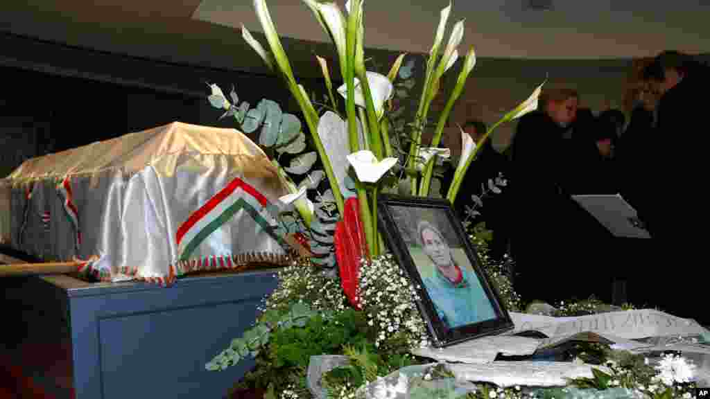 + 25 janvier 2004 : l'attaquant hongrois du Benfica Lisbonne, Miklos Feher, 24 ans, s'effondre sur la pelouse au cours d'une rencontre contre Vitoria Guimaraes. Transporté à l'hôpital, Feher n'a jamais repris connaissance. Selon l'autopsie, il souffrait d'une malformation cardiaque.