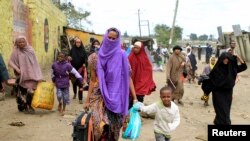 Des Somaliens prenant la fuite dans la banlieue de Nairobi