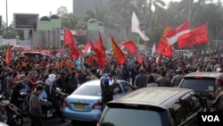 Ratusan orang berdemonstrasi di Jakarta menolak pemilihan kepala daerah oleh DPRD. (VOA/Fathiyah Wardah)