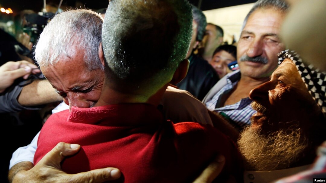 Prvi susret Palestinca oslobođenog iz izraelskog zatvora sa rođakom, 14. avgust 2013.
