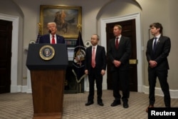 Presiden AS Donald Trump didampingi CEO SoftBank Group Masayoshi Son (kedua dari kanan), Kepala Eksekutif Oracle Larry Ellison dan CEO OpenAI Sam Altman, di Gedung Putih, Washington, Selasa, 21 Januari 2025. (Foto: Jim Watson/AFP)