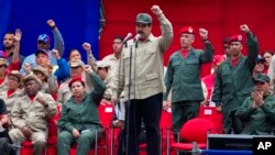 El presidente venezolano Nicolás Maduro encabeza el séptimo aniversario de las milicias bolivarianas frente al palacio presidencial de Miraflores en Caracas, Venezuela, el lunes 17 de abril de 2017. 