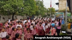 Belajar di luar kelas SD Negeri 101729, Deli Serdang, Sumatra Utara (foto: VOA/Anugrah Andriansyah)