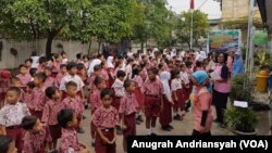 Belajar di luar kelas SD Negeri 101729, Deli Serdang, Sumatra Utara (foto: VOA/Anugrah Andriansyah)