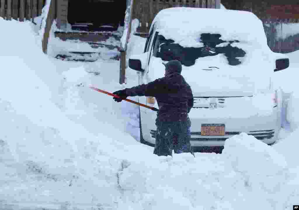 Maria Formholtz déblaye son parking dans son quartier sud Buffalo jeudi 20 novembre 2014, à Buffalo, NY.