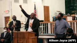 Philonise Floyd (tengah), saudara George Floyd yang tewas terbunuh oleh polisi Minneapolis, berbicara dalam konferensi pers di Fayetteville, North Carolina, pada 13 Januari 2022. (Foto: AFP/Allison Joyce)