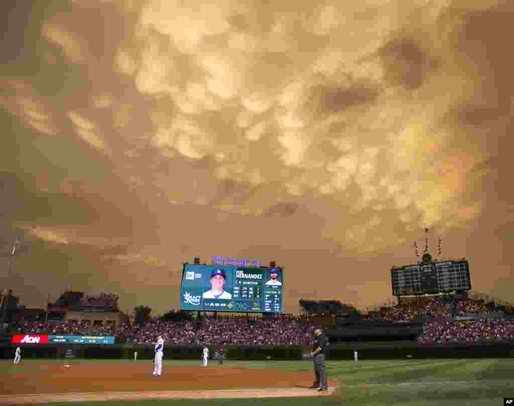 Awan Mammatus di atas Wrigley Field pada inning kelima pertandingan baseball antara Chicago Cubs dan Los Angeles Dodgers di Chicago, Illinois, USA, 22 Juni 2015.