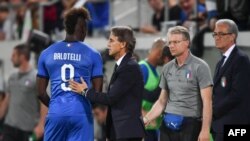 Pelatih tim Italia, Roberto Mancini (tengah), menyelamati pemain depan Mario Balotelli (kiri), pada saat meninggalkan lapangan setelah pertandingan persahabatan antara Italia dan Arab Saudi di Stadion Kybunpark di St Gallen, 28 Mei 2018. 