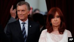 El presidente saliente de Argentina, Mauricio Macri, llega a la ceremonia de inauguración del nuevo presidente Alberto Fernández, detrás de la nueva vicepresidenta Cristina Fernández de Kirchner en el Congreso en Buenos Aires, el 10 de diciembre de 2019. (AP/Natalia Pisarenko)