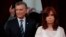 El presidente saliente de Argentina, Mauricio Macri, llega a la ceremonia de inauguración del nuevo presidente Alberto Fernández, detrás de la nueva vicepresidenta Cristina Fernández de Kirchner en el Congreso en Buenos Aires, el 10 de diciembre de 2019. (AP/Natalia Pisarenko)
