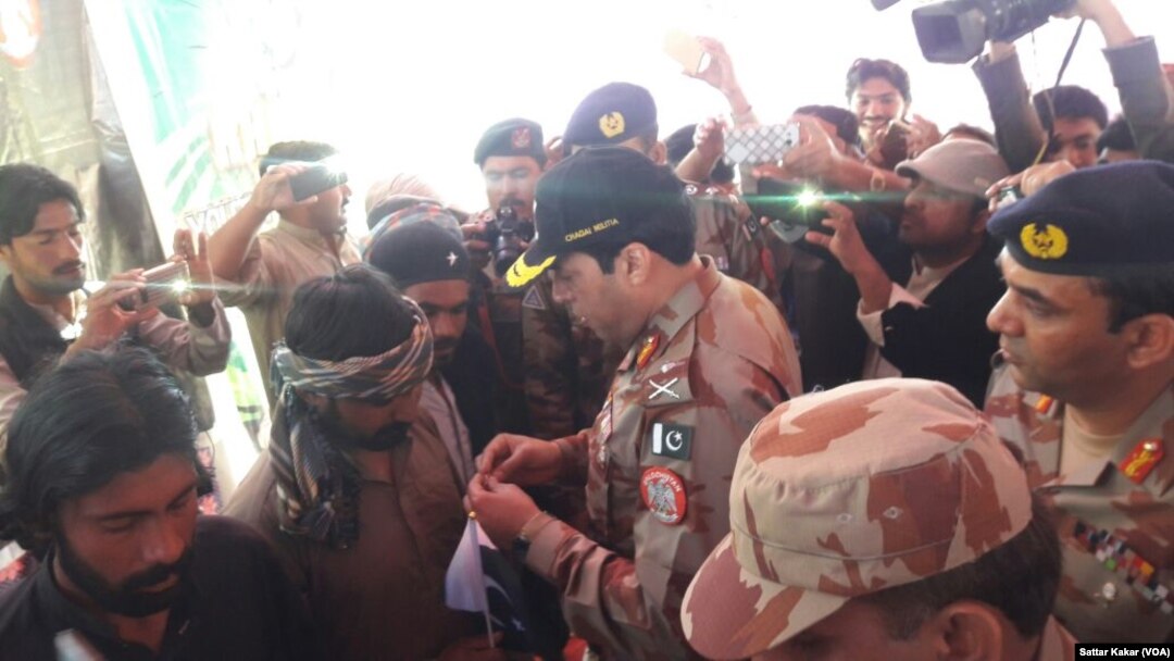 Para militan di Balochistan yang menyerah kepada militer Pakistan (foto: ilustrasi). Pemberontakan di Balochistan merupakan tantangan bagi Pakistan untuk menarik investasi China ke wilayah ini.