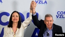 Liderka venecuelanske opozicije Marija Korina Mačado i opozicioni predsednički kandidat Edmundo Gonzales dižu ruke tokom konferencije za novinare u Karakasu, Venecuela, 29. jula 2024.