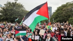 Anggota dari Grup Aksi Palestina berkumpul menjelang aksi protes pro-Palestina di Sydney, Australia, pada 3 Mei 2024. (Foto: Reuters/Alasdair Pal)