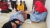 Pengungsi Muslim Rohingya beristirahat di Kantor Kecamatan Samatiga setelah diselamatkan oleh nelayan Indonesia di perairan lepas pantai Aceh Barat, Rabu (20/3). 