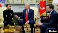 El presidente de Ucrania, Volodymyr Zelenskyy, habla con el vicepresidente estadounidense, JD Vance, y el presidente Donald Trump en la Oficina Oval de la Casa Blanca en Washington, el 28 de febrero de 2025.