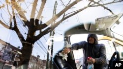 Taxi driver Nicolae Hent cleans and disinfects his cab before starting work in New York, April 6, 2020. 