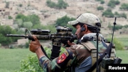 A member of Afghanistan's special forces points his gun as he observes the enemy lines in Achin district of Nangarhar province in eastern Afghanistan, April 23, 2017. 