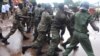 La police guinéenne arrête un manifestant le 28 septembre 2009 devant le plus grand stade de la capitale Conakry. (Photo by SEYLLOU DIALLO / AFP)