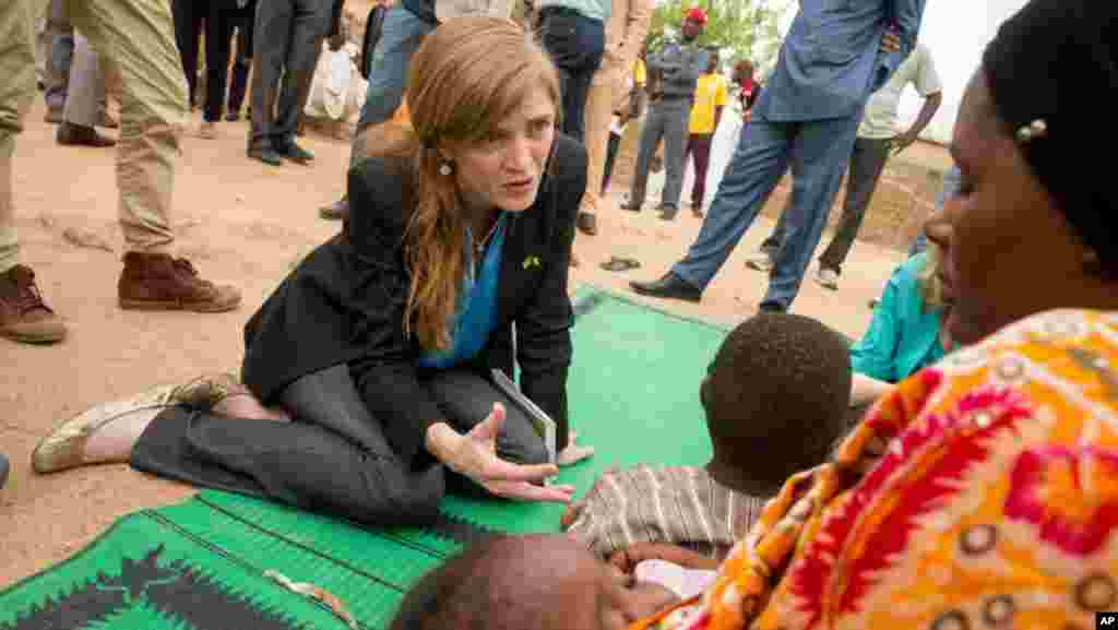 LUNDI. Cameroun : un enfant tué par le convoi de l'ambassadrice américaine à l'ONU. Un garçonnet camerounais a été tué accidentellement dans son pays après avoir été percuté par une voiture du convoi de l'ambassadrice des Etats-Unis à l'ONU Samantha Power, en tournée régionale pour la lutte contre Boko Haram, a annoncé la diplomatie américaine. L'accident de la circulation avait d'abord été rapporté par des médias au Cameroun, avant que Mme Power elle-même le confirme lors d'une allocution devant la presse à Maroua dans le nord du pays. La diplomate a expliqué qu'un véhicule de son convoi avait "percuté un jeune garçon", qui malgré "les soins médicaux prodigués immédiatement est mort peu de temps après". LIRE L'ARTICLE ICI