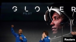 Los astronautas Victor Glover y Christina Koch, durante la presentación del equipo de la misión Artemis II en un evento de la NASA, en Houston, EEUU, el 3 de abril de 2023.