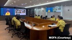 한국 외교부가 이란 등에 체류하던 한국 국민 대피 지원을 위한 회의를 하고 있는 모습.