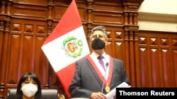 Francisco Sagasti, del centrista Partido Morado de Perú, habla al Congreso luego de ser investido como Presidente Interino de la República. Lima, noviembre 17 de 2020.