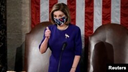 La presidenta de la Cámara de Representantes, Nancy Pelosi, llega para una sesión conjunta para certificar los resultados de las elecciones de 2020, en el Capitolio en Washington, Estados Unidos, el 6 de enero de 2021.