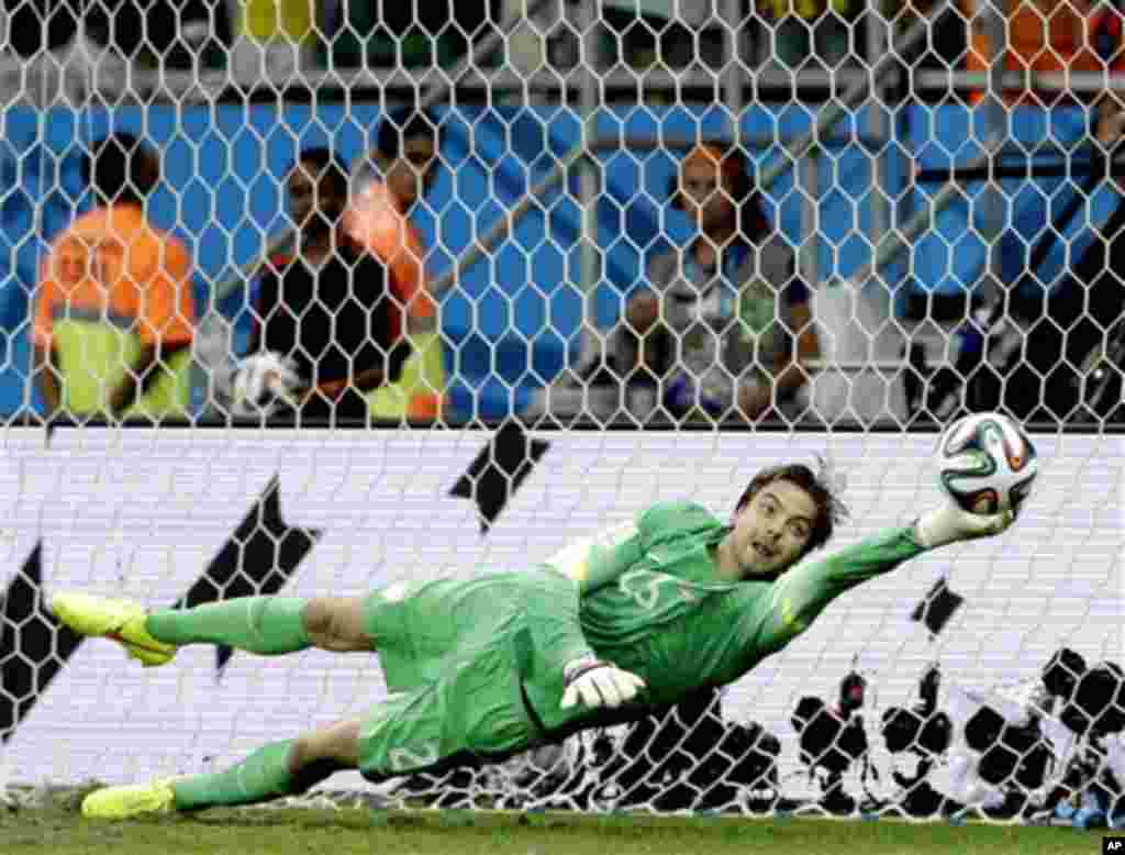 Netherlands' goalkeeper Tim Krul saves a penalty kick during the World Cup quarterfinal soccer match between the Netherlands and Costa Rica at the Arena Fonte Nova in Salvador, Brazil, Saturday, July 5, 2014. The Netherlands won 4-3 on penalty kicks. (AP 