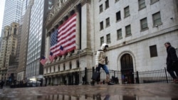 一位行人戴着口罩和手套走过纽约股票交易所。(2020年3月19日)