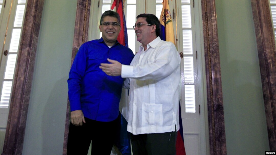 Los ministros de Relaciones Exteriores de Venezuela, Elías Jaua (azul), y de Cuba, Bruno Rodríguez, conversan en La Habana.