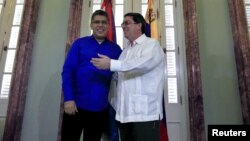 Los ministros de Relaciones Exteriores de Venezuela, Elías Jaua (azul), y de Cuba, Bruno Rodríguez, conversan en La Habana.