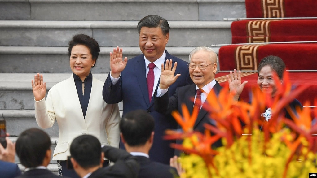 Chủ tịch Trung Quốc Tập Cận Bình (thứ hai từ trái), phu nhân Bành Lệ Viện (trái), Tổng Bí thư Đảng Cộng sản Việt Nam Nguyễn Phú Trọng (thứ hai từ phải) và phu nhân tham dự lễ đón tại Phủ Chủ tịch ở Hà Nội vào ngày 12 thán 12 năm 2023.