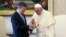 El presidente de Colombia, Juan Manuel Santos, durante una audiencia privada con el papa Francisco, en el Vaticano, este lunes, 15 de junio, de 2015.