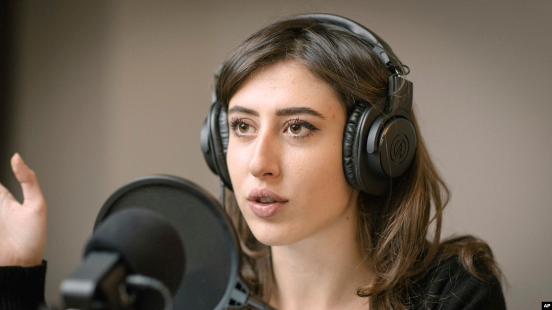 Esta imagen publicada el viernes 27 de diciembre de 2024 por Chora Media muestra a Cecilia Sala, una periodista italiana que fue detenida el 19 de diciembre mientras informaba en Irán, dijo el Ministerio de Relaciones Exteriores de Italia. AP