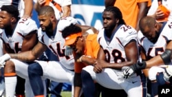 Para pemain Denver Broncos, termasuk Jamaal Charles (28) berlutut saat diperdengarkan lagu kebangsaan sebelum berlangsungnya pertandingan football NFL melawan Buffalo Bills, Minggu, 24 September 2017 di Orchard Park, N.Y. (foto: AP Photo/Jeffrey T. Barnes)