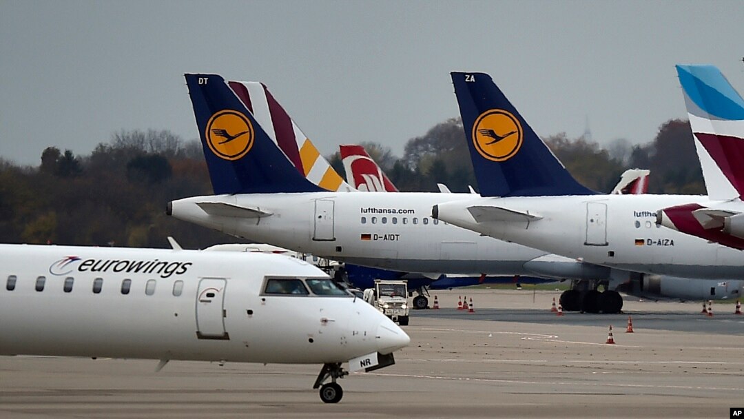 Beberapa pesawat milik maskapai penerbangan Jerman, Lufthansa di bandara Duesseldorf. 