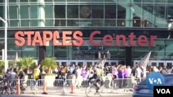 悼念高比拜仁的群眾正在排隊進入斯台普斯中心準備參加悼念儀式