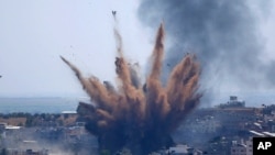 انفجار یک ساختمان در شهر غزه،‌ پس از حمله هوایی اسرائیل 