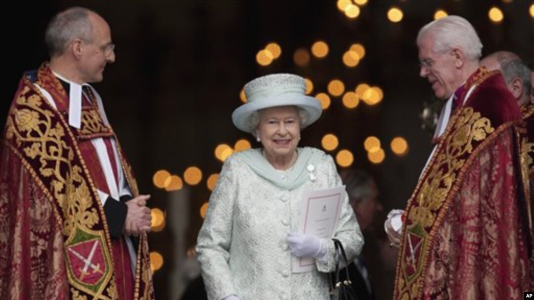 Ratu Inggris Elizabeth II disambut Pastor David Ison (kiri) setibanya di gereja Katedral Santo Paulus, London, di hari terakhir perayaan 60 tahun bertahtanya ratu Inggris di singasana (Diamond Jubilee) (5/6).
